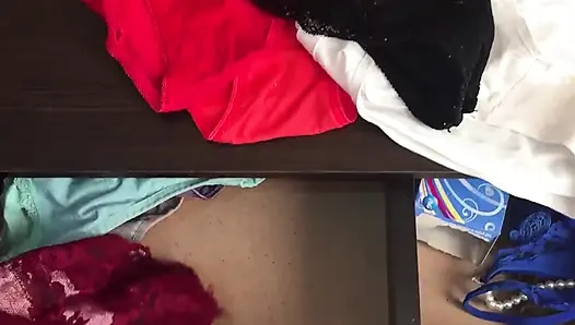 Aku lagi asik ngentot memekku sampai muncrat banyak banget!