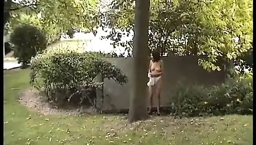 Si cantik lisa lagi asik muasin memeknya sendirian di perjalanan yang super hot!