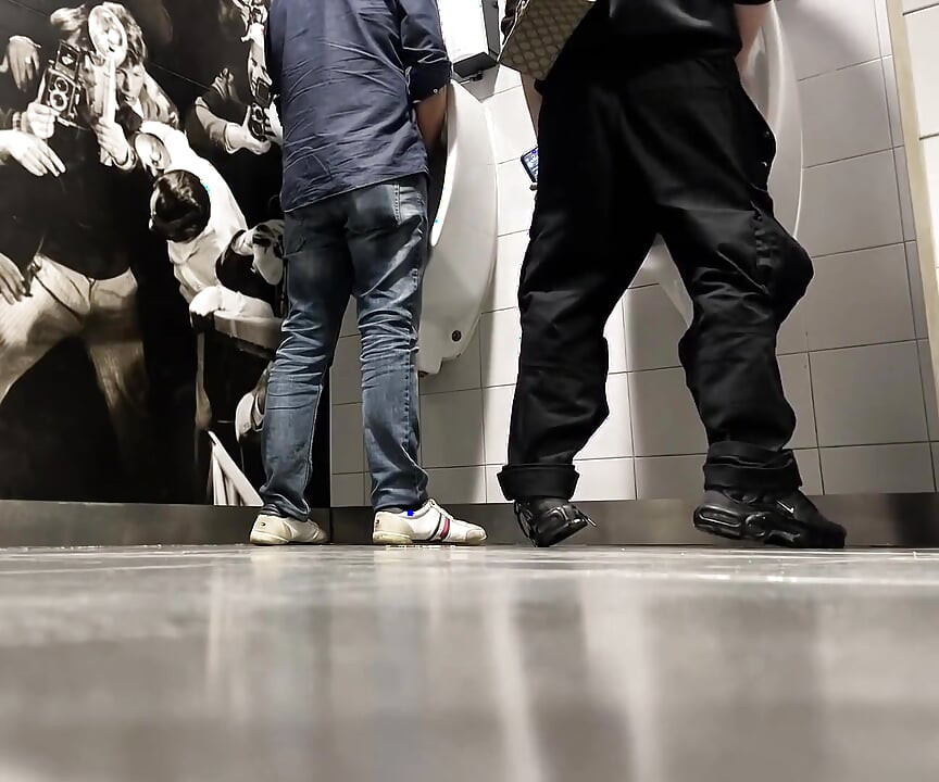 Dan u javnim zahodima trgovačkog centra