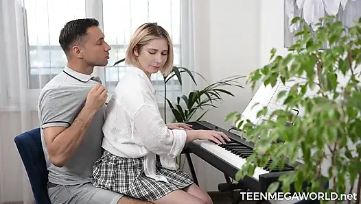 Geile studentin verführt die vollbusige mila pie zu wilden sex - fuckStudies