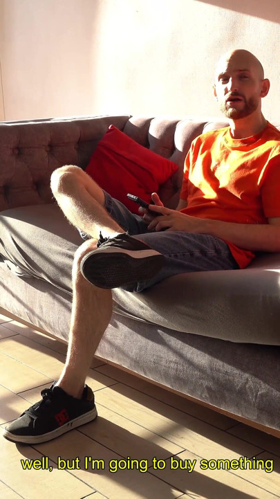 Morena de parar o coração com uma bunda enorme gosta de uma boa foda