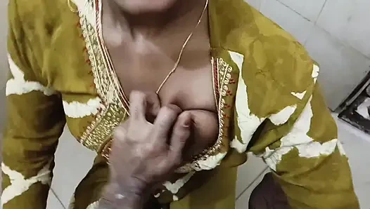 Die kurvige Desi Bhabhi schließt sich "Devar im badezimmer an - hardcore-tabu-sex-rollenspiel mit lautem stöhnen"