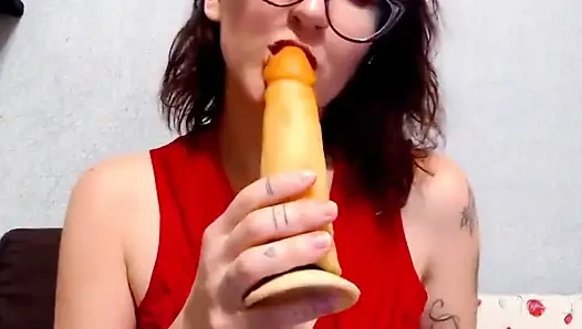 Ateşli kız büyük yarağını emiyor