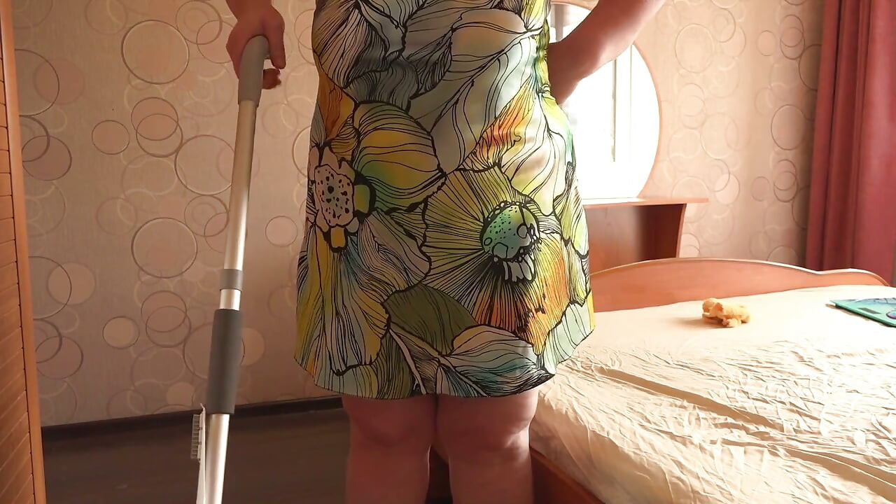 Soția mea matură face curat și camera de acasă o urmărește. BBW cu un fund mare în culise.