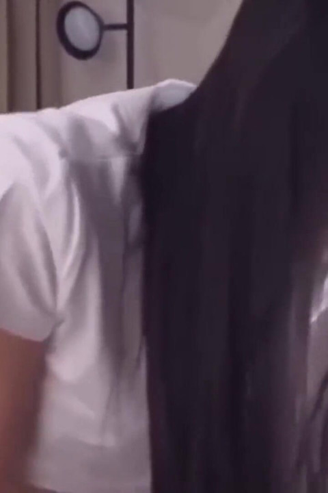 Slender Beauty with an Idol-like Smile Revealed Her Most Relaxed Side in a Rare Private Moment 1st
