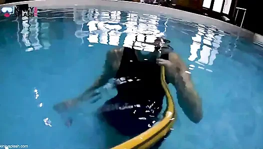 Perbudakan bawah air, muncrat & muncrat di wetsuitku yang sempit