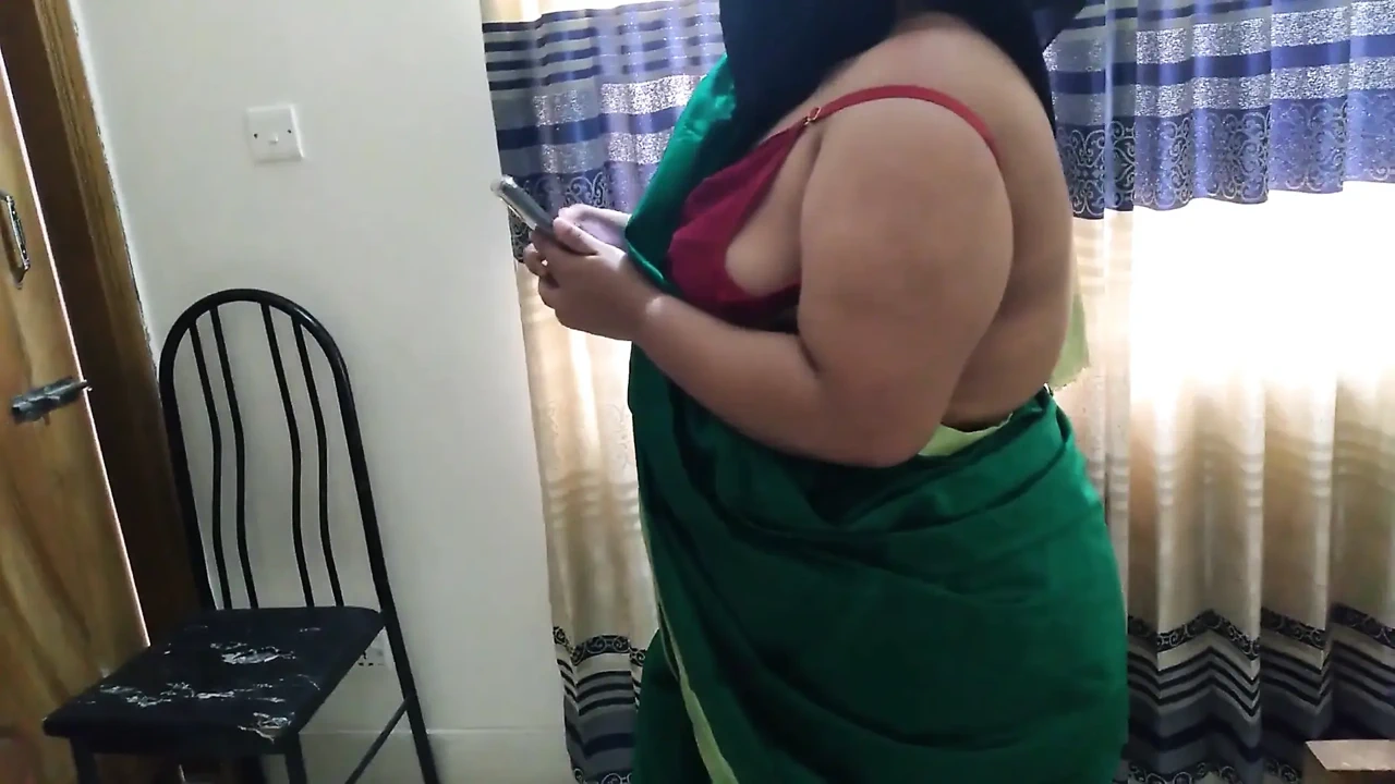 55岁的印度尼西亚性感阿姨在打电话时, 一个男人操她并射了很多