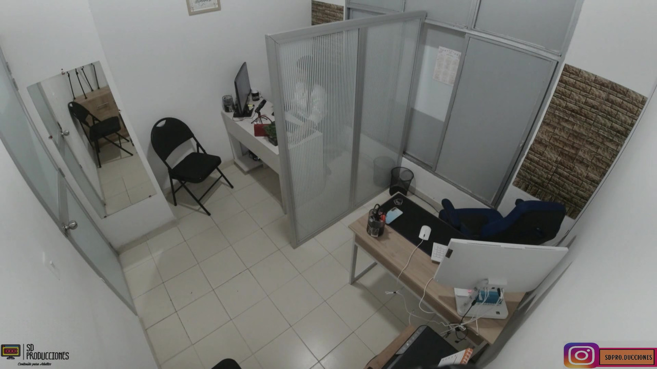 为了减轻压力，我给了我的同事在她的大阴户上几个很好的吻 - 西班牙语色情