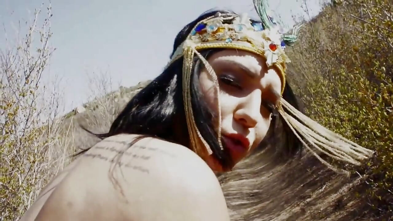 Amazon queen banged in the woods