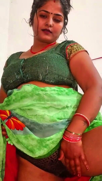 Desi Bhabhi qui baise avec son petit ami pendant qu'elle parle au téléphone avec son mari | Sexe hindi | Clip 1
