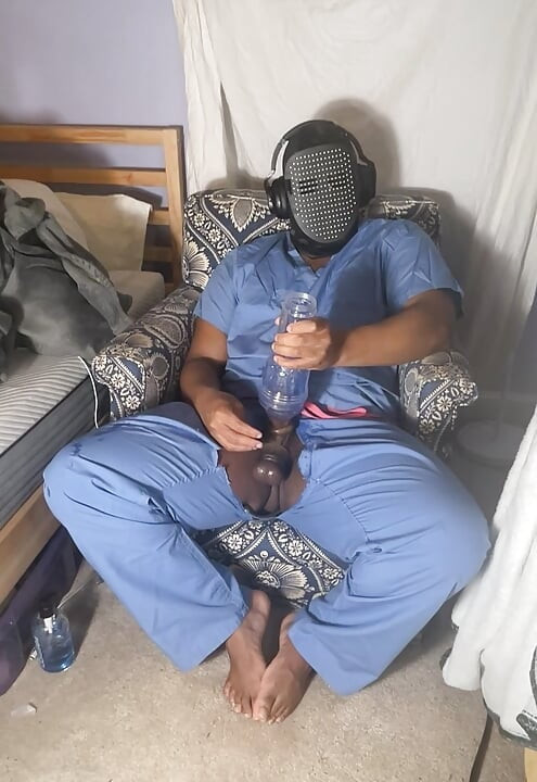 Muškarac u šikarama stenjajuću spermu uz svjetlost mesa