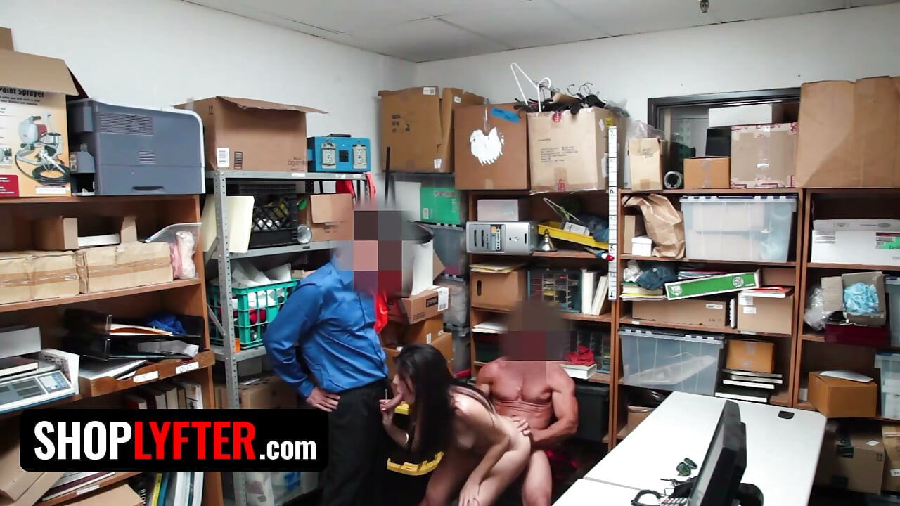 Shoplyfter - آدری رویال دردسرساز روباه‌صفت از دو نگهبان امنیتی شات‌های منی عظیم روی صورتش می‌گیره