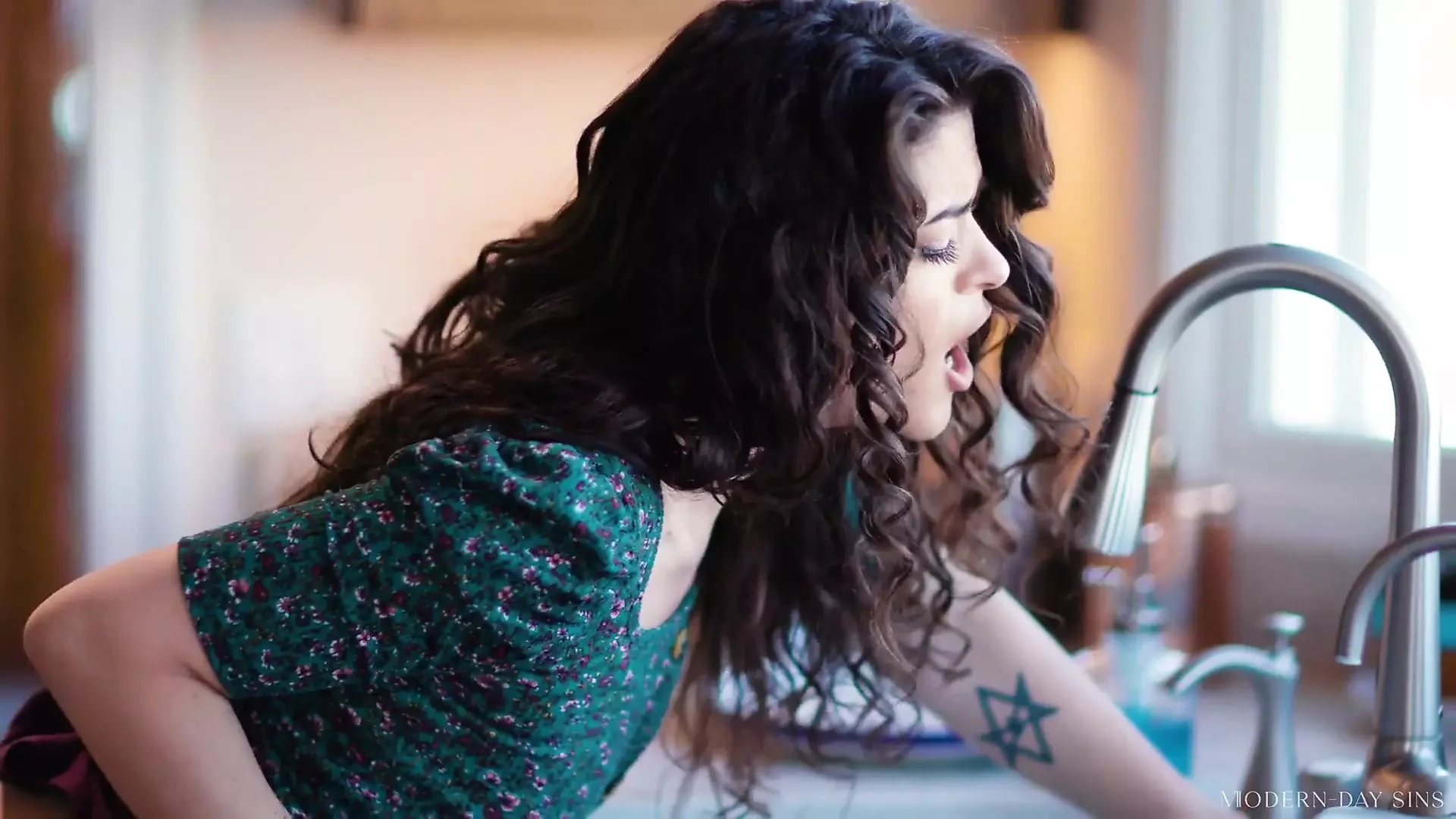 Modern bűnök - Victoria Voxxx feleség ingyen használja a Creampie-t, hogy férje boldog legyen!