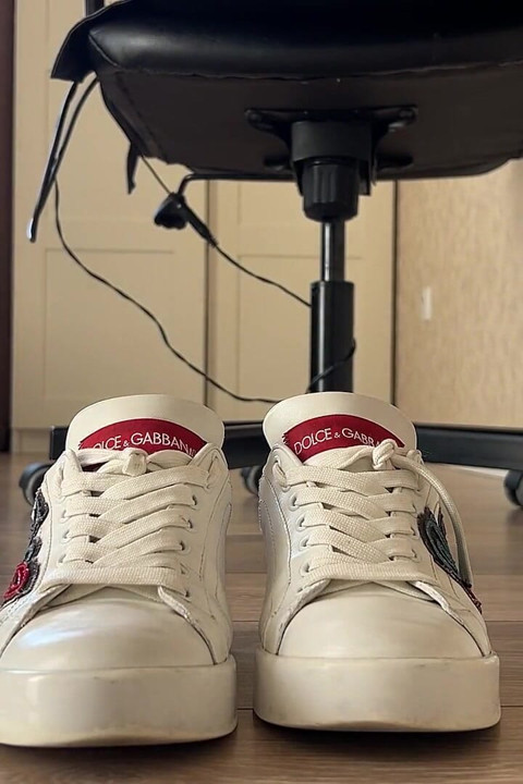 Füße necken in Turnschuhen, barfuß, high Heels