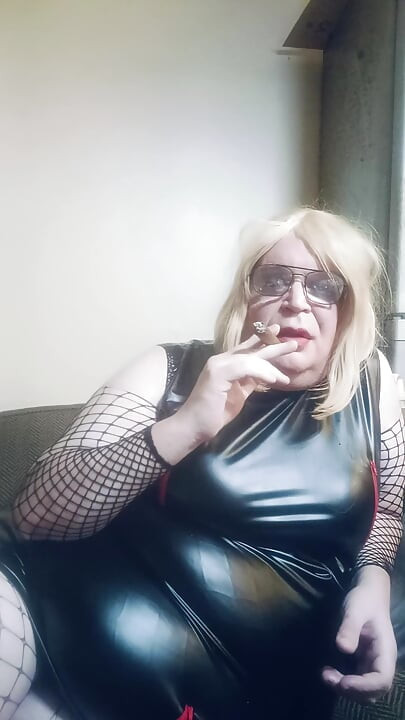 Travesti BBW conta como perdeu suas diferentes virgindades