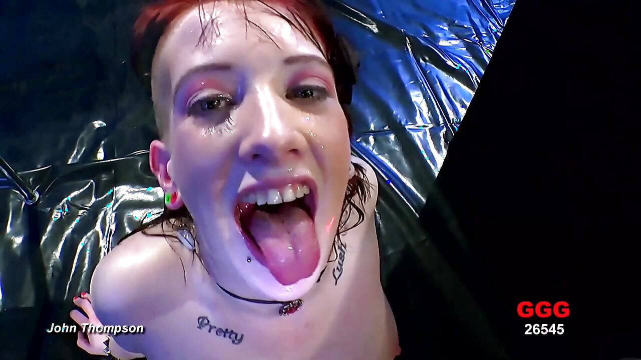 Suesse Linda sväljer sperma i Ggg Bukkake