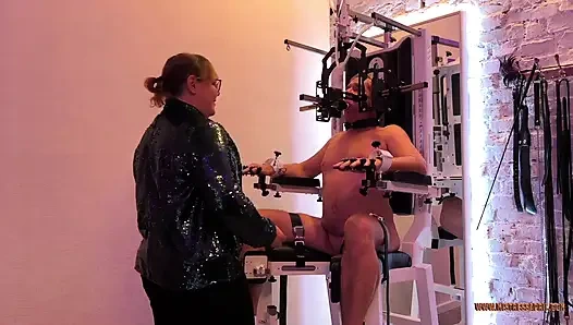 Dominatrix sahibe April - zindan girişi