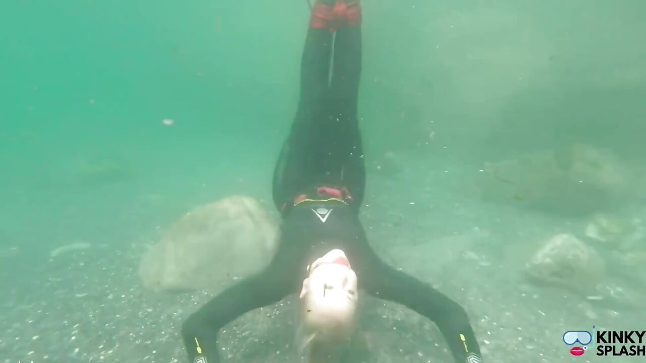 Legare cu frânghie din ocean cu bilă în costum umed