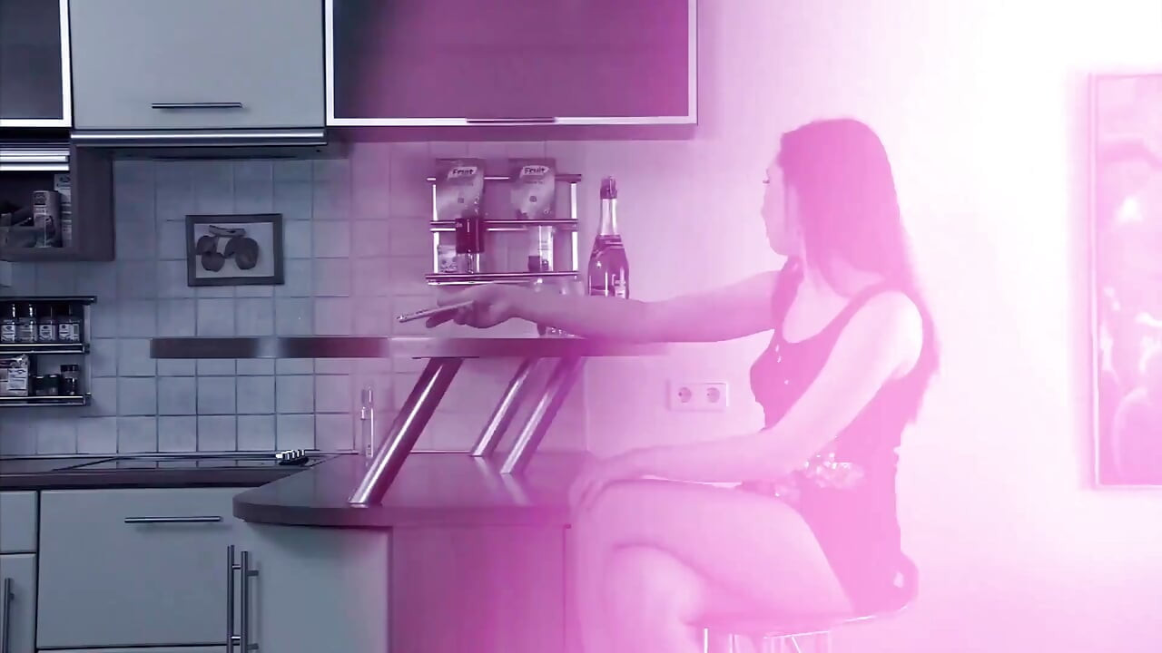 Mijn stiefzus Anna neukt in de keuken met haar vriendin