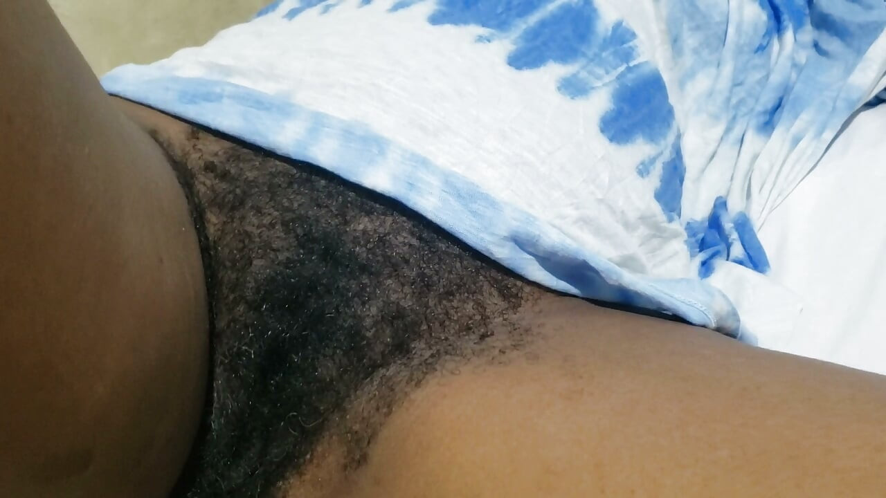 Trakteer uzelf op een prachtige milf die overal spuit terwijl haar g-spot wordt gehamerd