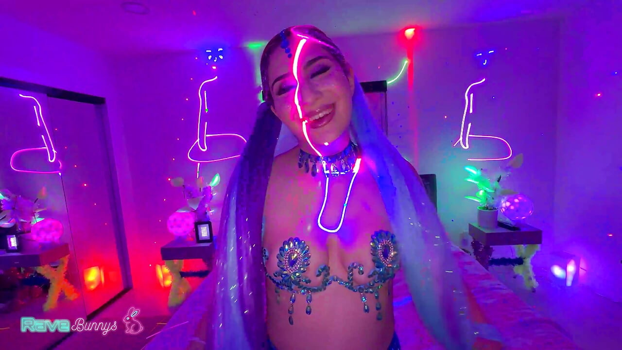 Dahlia Noire forlater rave for en vill neonbelyst privat oppkobling!