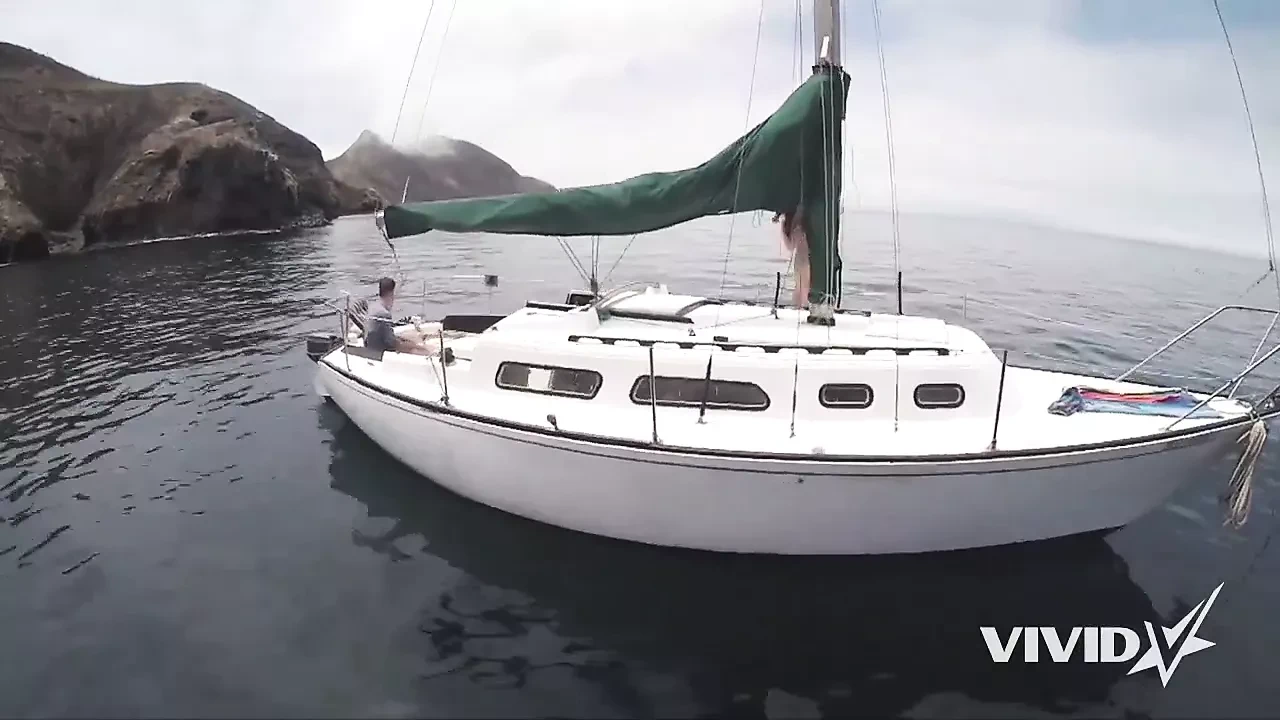 她在船上操她的继父