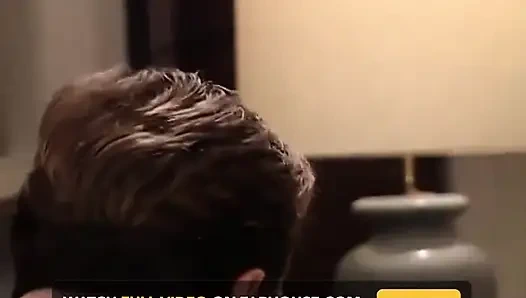 Ateşli esmer Miz, iki adamla birlikte saçlarını toplayıp