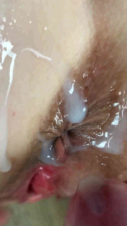Viktigt ögonblick från "Gyllene dusch för hennes röv. Närbild blinkande Rövhål under sex och under orgasm."