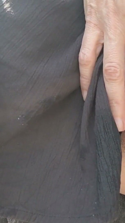 zbliżenie seksowna amatorska milf monachijskie otwiera swoją owłosioną cipkę motyla i siusiu dla ciebie z seksownym NS tryska | Klip 2