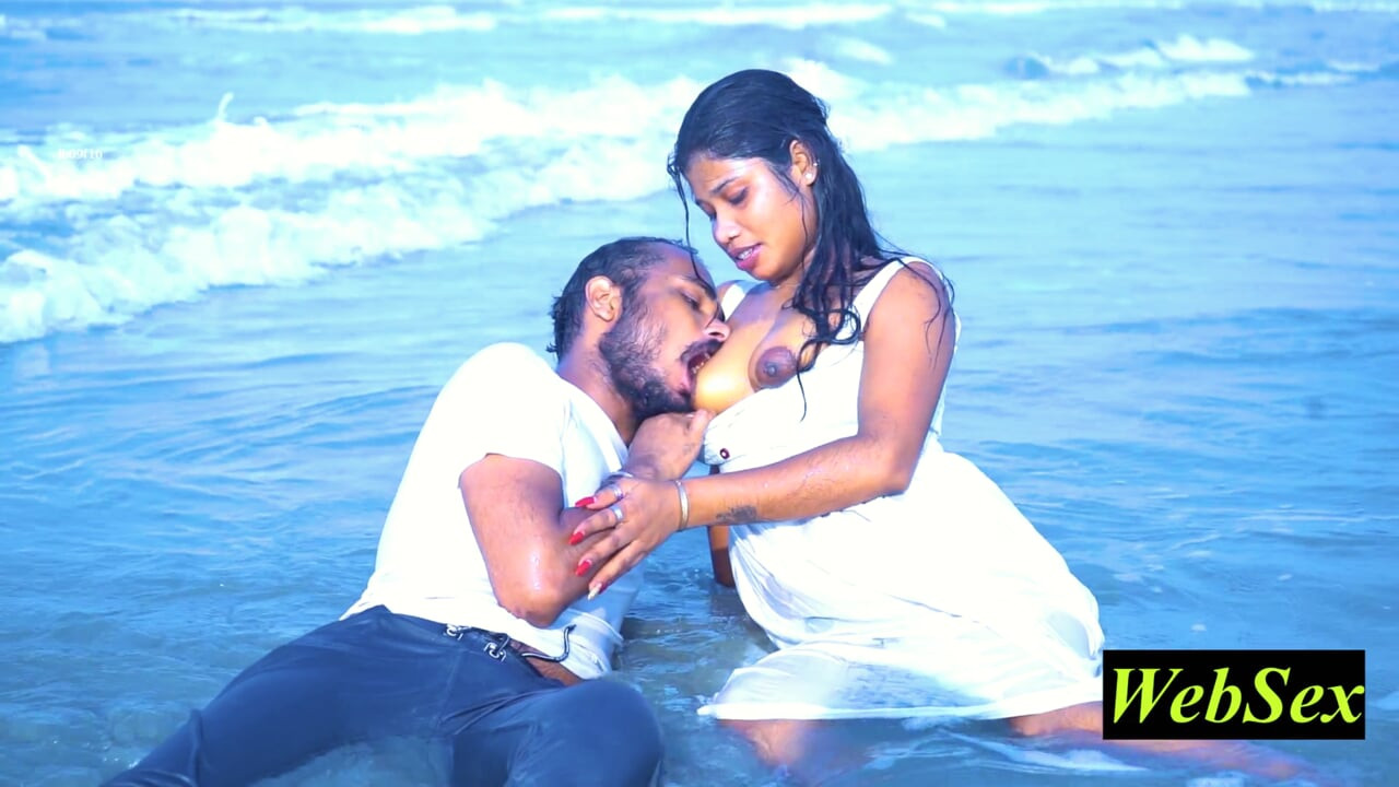 Casal indiano solteiro namorando em praia do mar! Sexo romântico