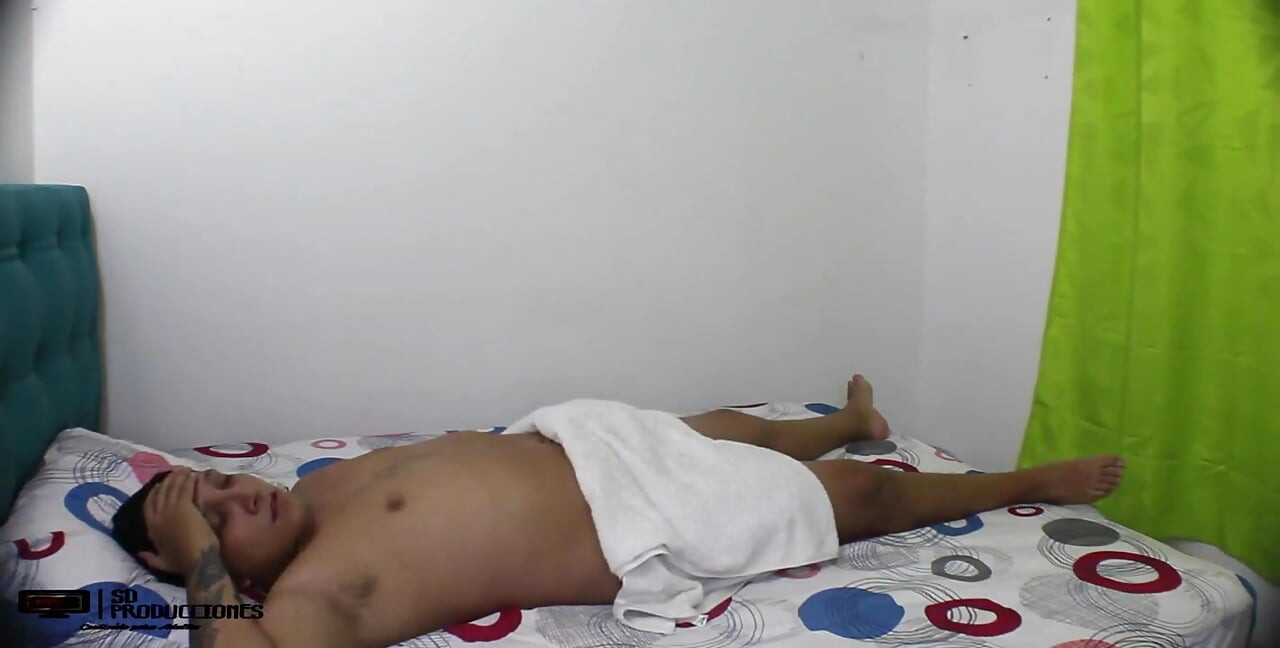 Mi hermanastro está indispuesto y lo chupo