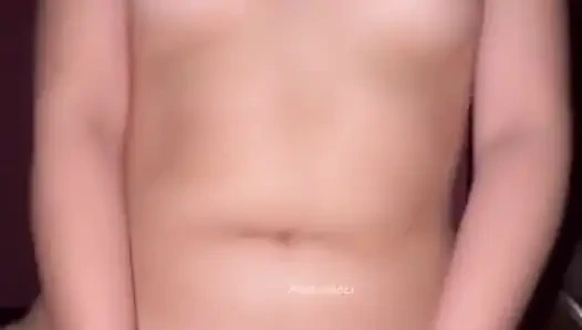 Изменяющая жена изменяет с домовладельцем, чтобы выплатить ежемесячное пособие