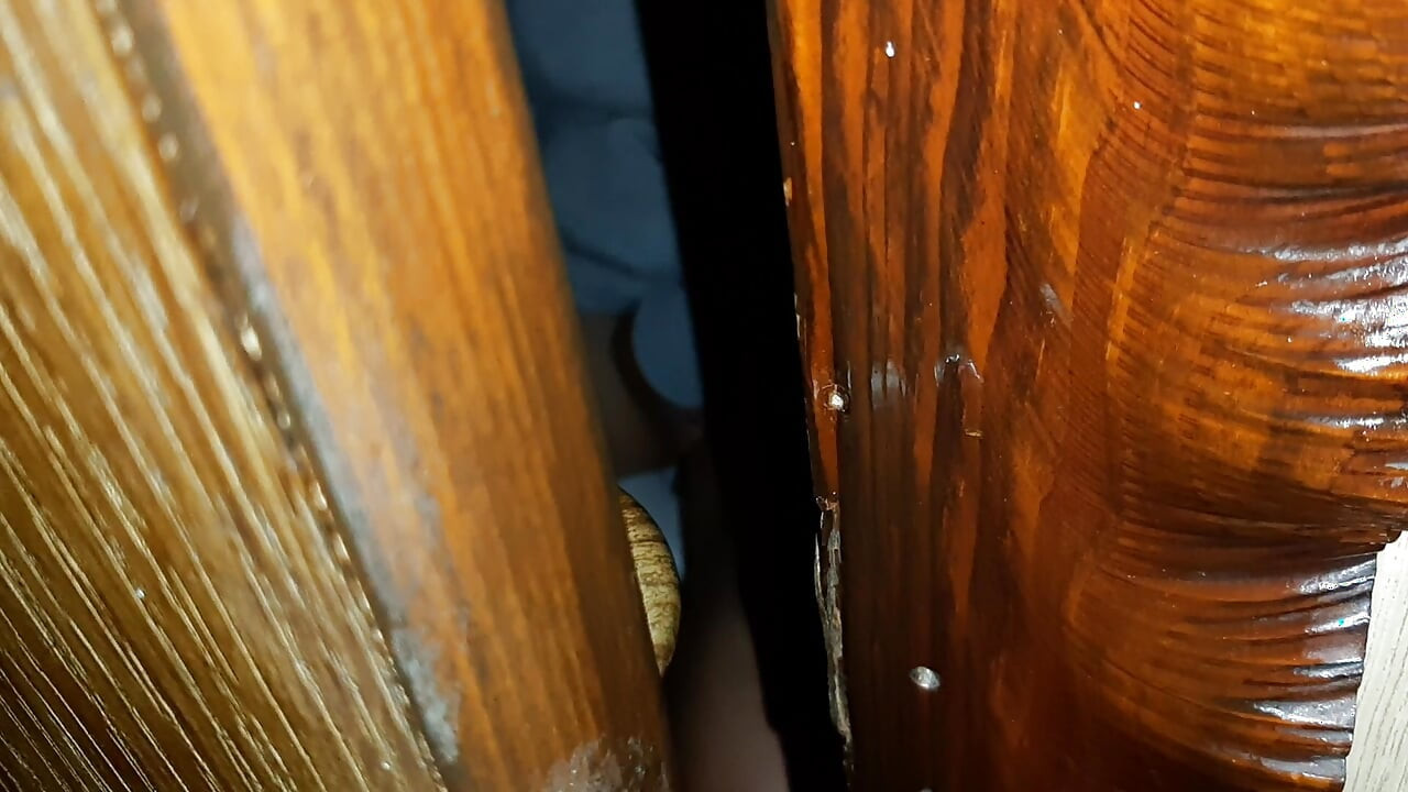 我抓到我的繼姊在廁所自慰