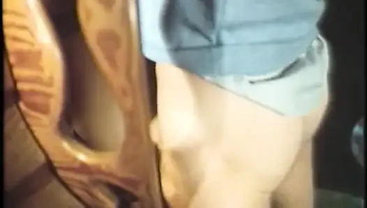 Cowok ini ngentot dua cewek seksi yang lagi asik nyepong kontol dan telan sperma dari kontolnya - 2 adegan dalam 1