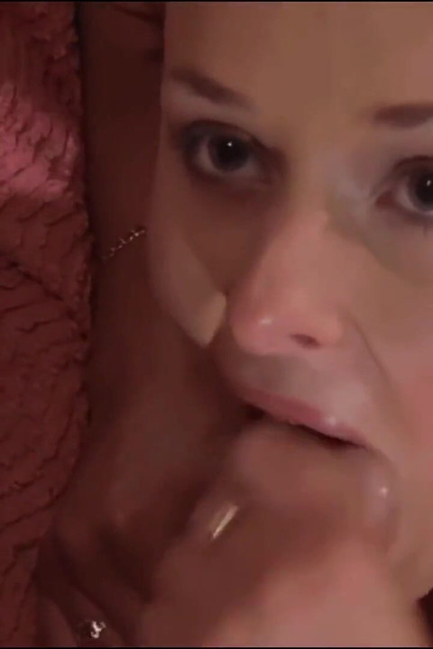 그는 영화에 참여하기 위해 감독과 소녀를 공유합니다.