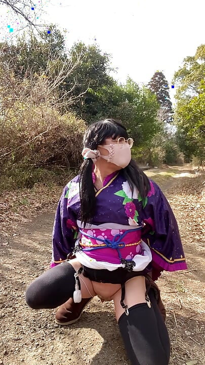 No112 En fantom kimono skönhet som dök upp på vintern landsbygden En crossdresser går i solpoolen Del 2
