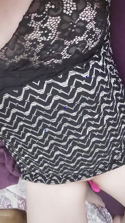 Gorąca bujna milf pozwala anonimowemu mężczyźnie kontrolować jej Bluetooth Lush Vibe Til Ona Cums