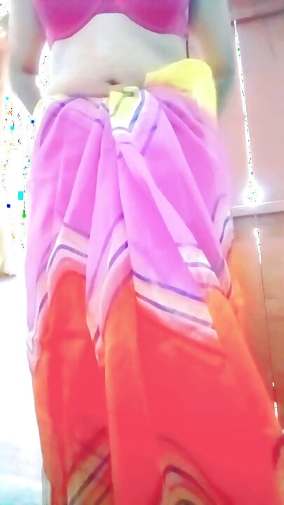 Indijski gay crossdresser u duginim sareeju pravi ponos za LGBT XXX
