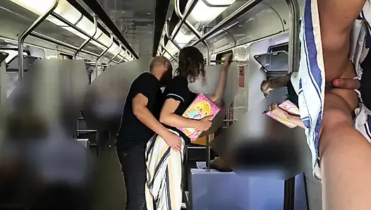 Тереет себя во время поездки в метро под юбкой.