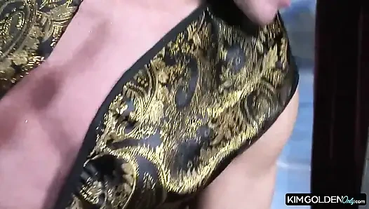 Gladiator dominiert zwei geile Sklavinnen