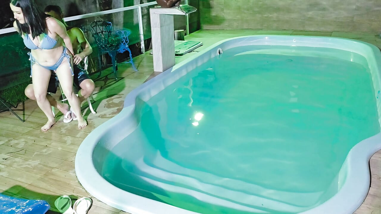 Flagra! Pego Por Duas Morenas Se Masturbando Na Piscina Pública Do Condomínio