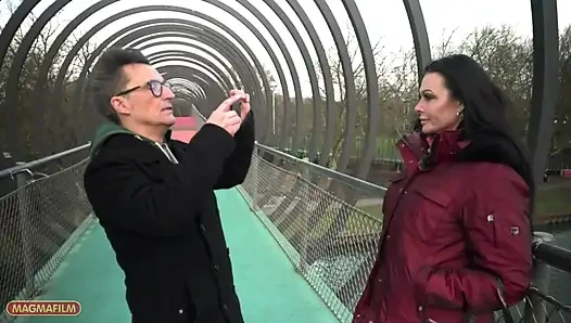 Oldukça komik olmayan Alman dövmeli sürtük komik amcığımız tarafından sikiliyor