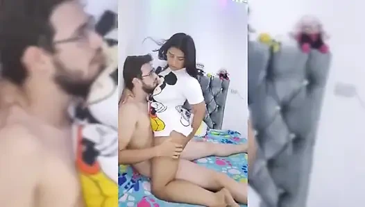 Колумбийская брюнетка очень устала от своей жизни, она сосет у соседа!!