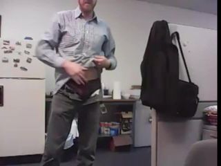 Un beau-père caresse une bite au bureau 3