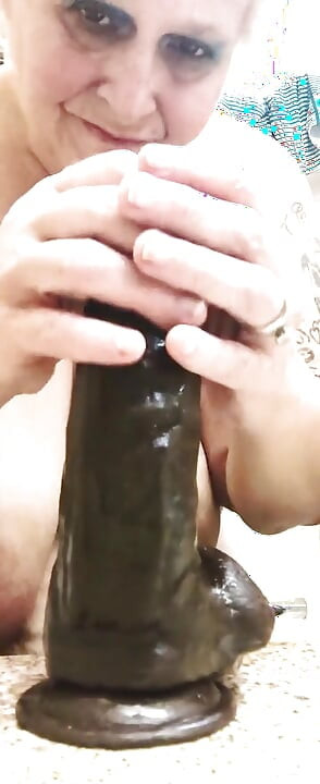 啪 這是一張奶油般濕潤的臉，當她吸吮你並嘗到味道時