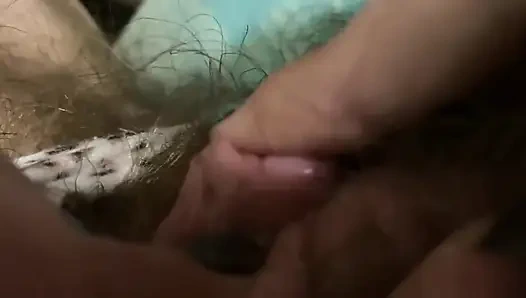 Orgasme pagi itil besar menggosok di memek super berbulu closeup ekstrem