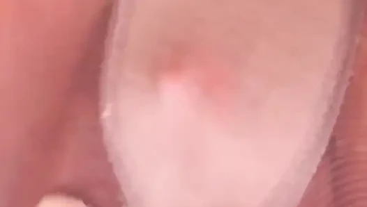 Masturbasi dengan kata-kata kotor dan masturbasi padamu dengan stoking. Suaranya enak banget sampai aku bisa mendengar suara muncratnya