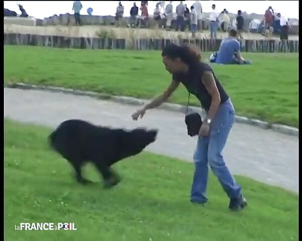 سافيرين ، وهي في الأصل من لا سيوتات ، تتذوق أول مشهد إباحي لها.