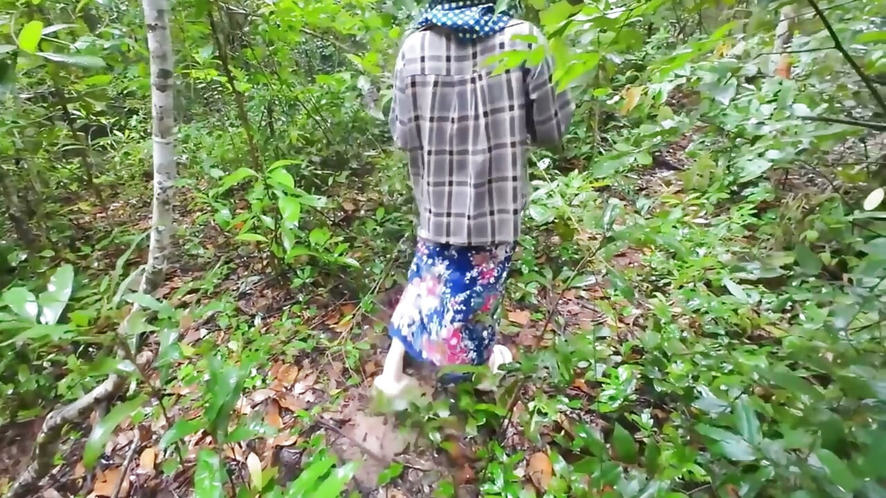 Thai Teenagers get Lost in the Forest and get Horny, so they have Sex.