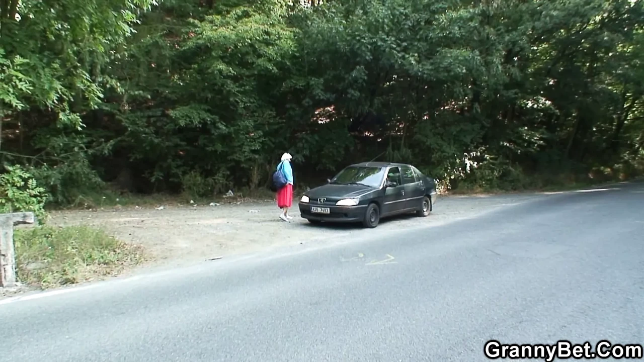Picked up granny gives head and gets doggy-fucked